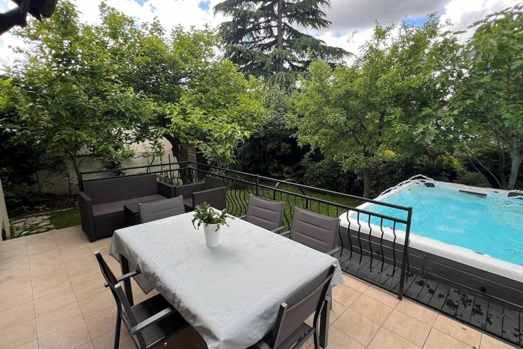 Villa Grande Avec 10m2 *